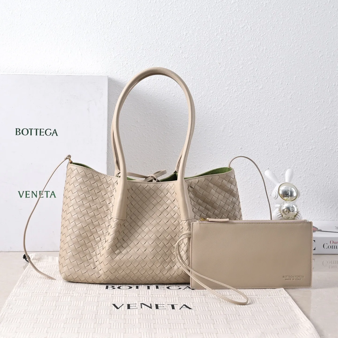 Batch 1860 Bv 2025 early spring series Pinacoteca medium tote handbag. The front is made of classic Intreccia woven cow leather. It is low-key and luxurious. The flip side is made of warm suede. It instantly switches to a lazy and casual style. It has a large interior capacity. It is no pressure to carry a computer for commuting. It is also thoughtfully matched with a small detachable bag. It is full of security. The woven texture is so delicate that you can't put it down. The highlight is that it is super versatile. Come and get your new bag😝 Model: 4371 Size: 34*20*14cm